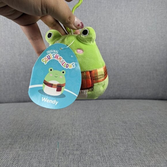 Squishmallows Wendy the Frog with Scarf Ciip Keychaing 3" - Picture 3 of 3